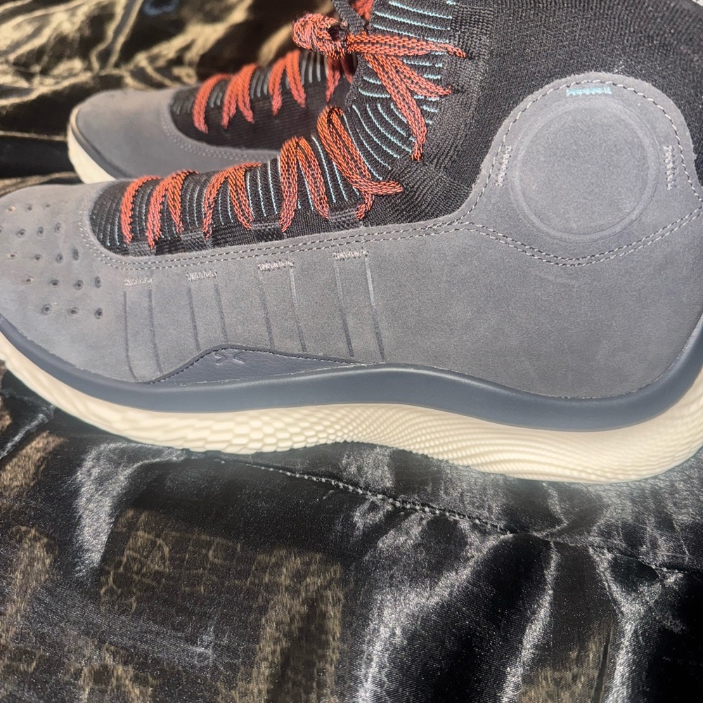 Curry 4 Flotro grey/ black 13.5 Sole glow